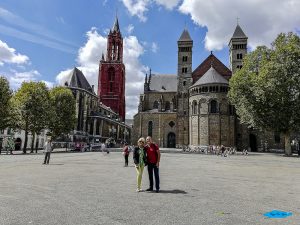 Piazza Vrijthof con alle spalle la cattedrale