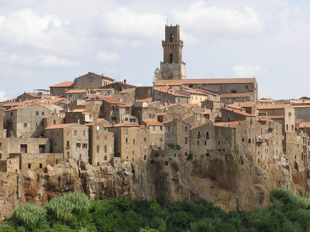 10 Borghi in Italia da visitare 5 10 borghi da visitare in italia: pitigliano