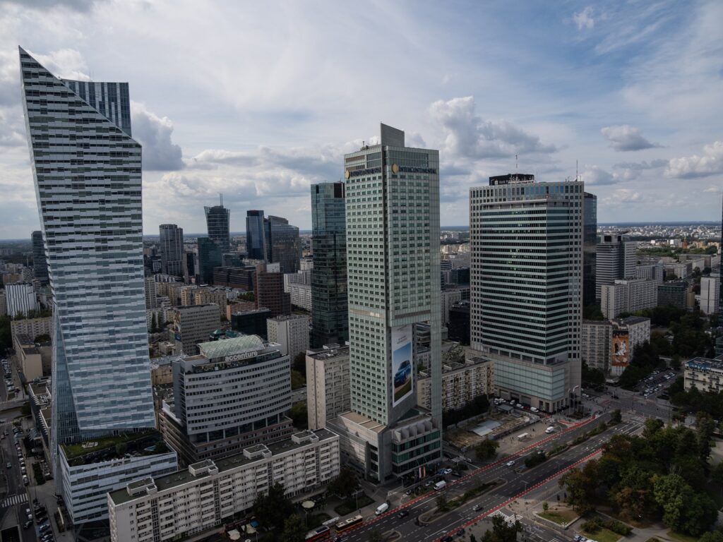 Polonia on the road: itinerario di 11 giorni tra Breslavia, Cracovia, Varsavia e Danzica 4 itinerario polonia 11 giorni - Skyline moderno di Varsavia con grattacieli