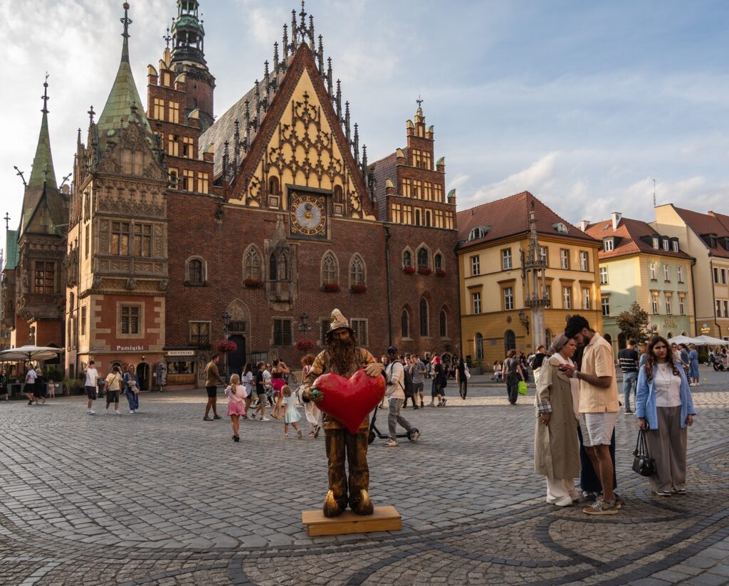 Polonia on the road: itinerario di 11 giorni tra Breslavia, Cracovia, Varsavia e Danzica 2 itinerario Polonia 11 giorni Artista di strada in Piazza Rynek a Breslavia