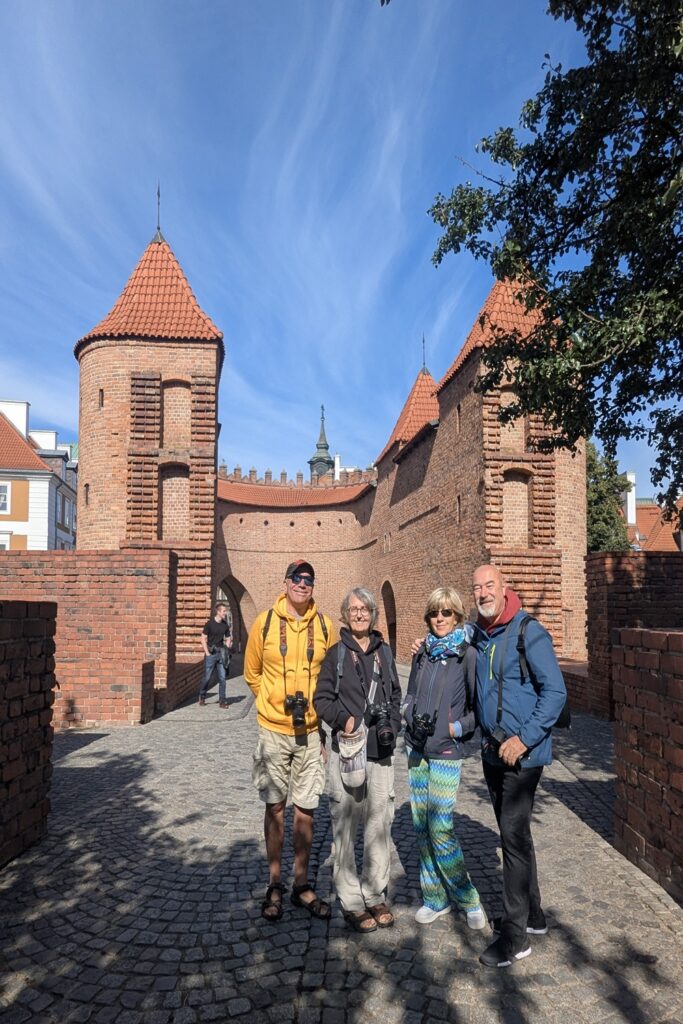 varsavia in 2 giorni: barbacane di varsavia con torri in mattoni e passaggio pedonale