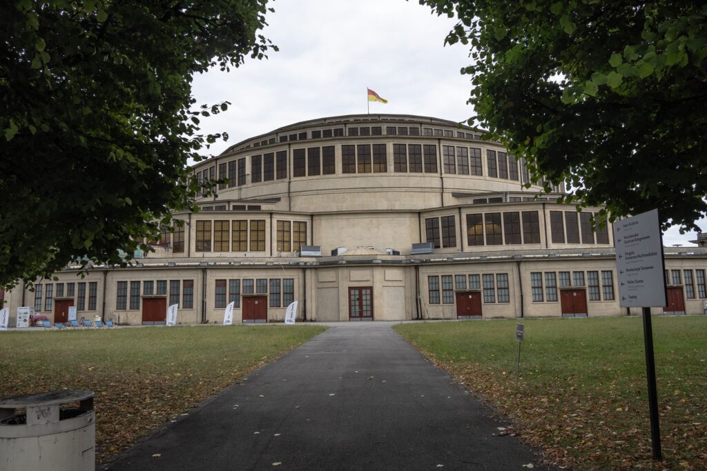 viale ingresso Sala del Centenario Breslavia parco circostante