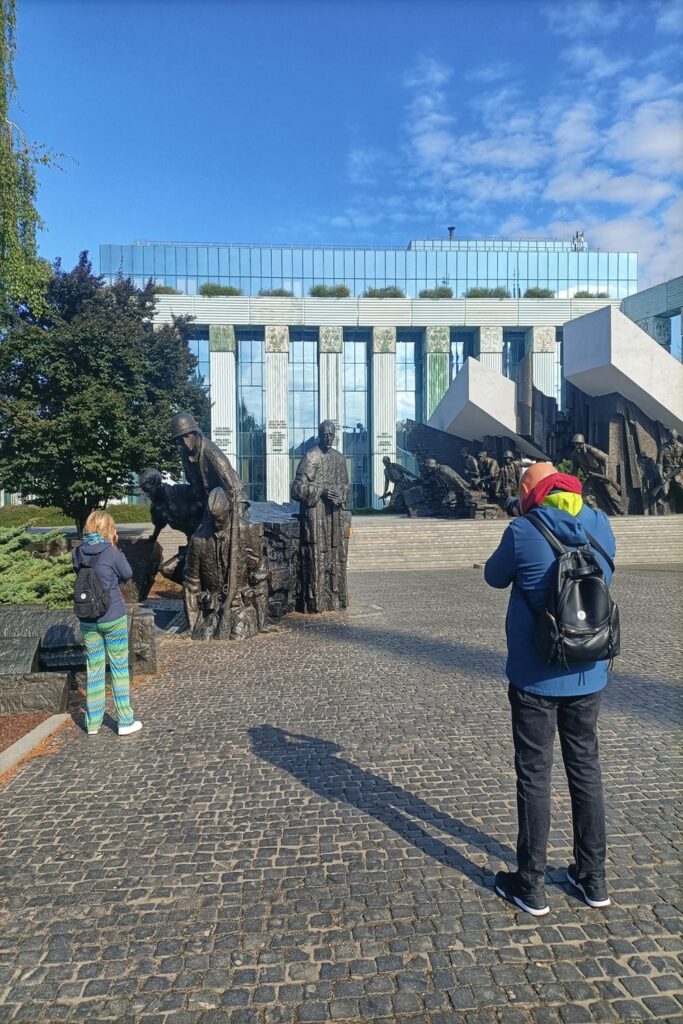 monumento agli eroi del ghetto varsavia con visitatori che osservano