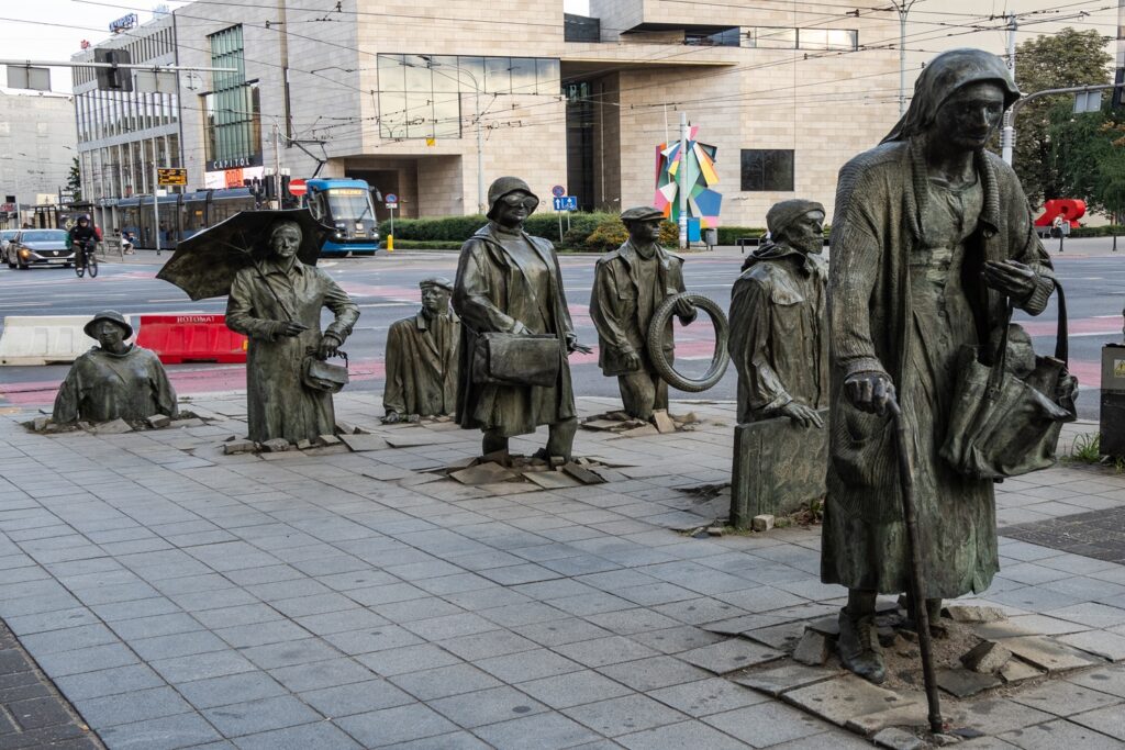 statue passanti Breslavia lato strada installazione urbana
