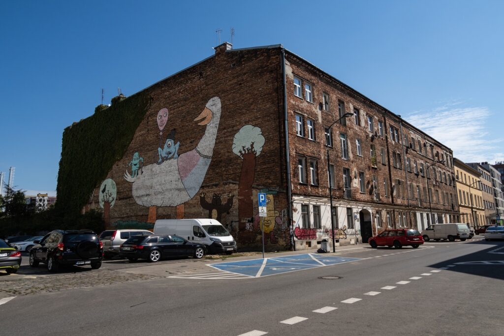 murales oca gigante quartiere praga varsavia street art edificio