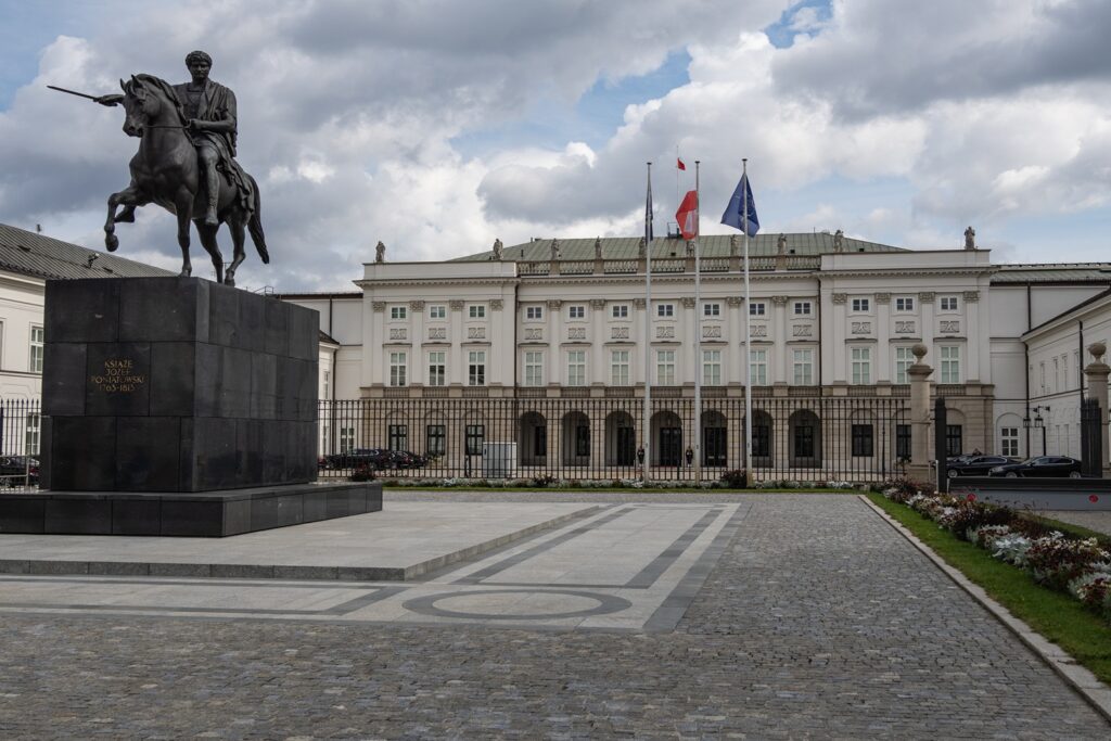varsavia in 2 giorni: palazzo presidenziale varsavia con statua equestre davanti