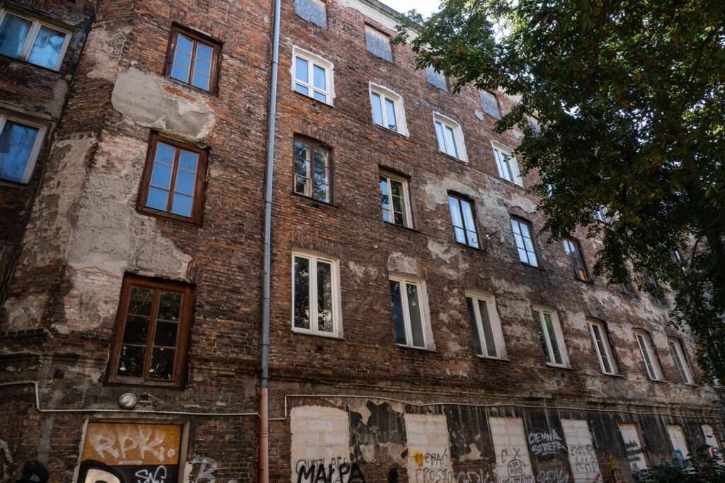 quartiere praga varsavia edificio storico non restaurato atmosfera autentica