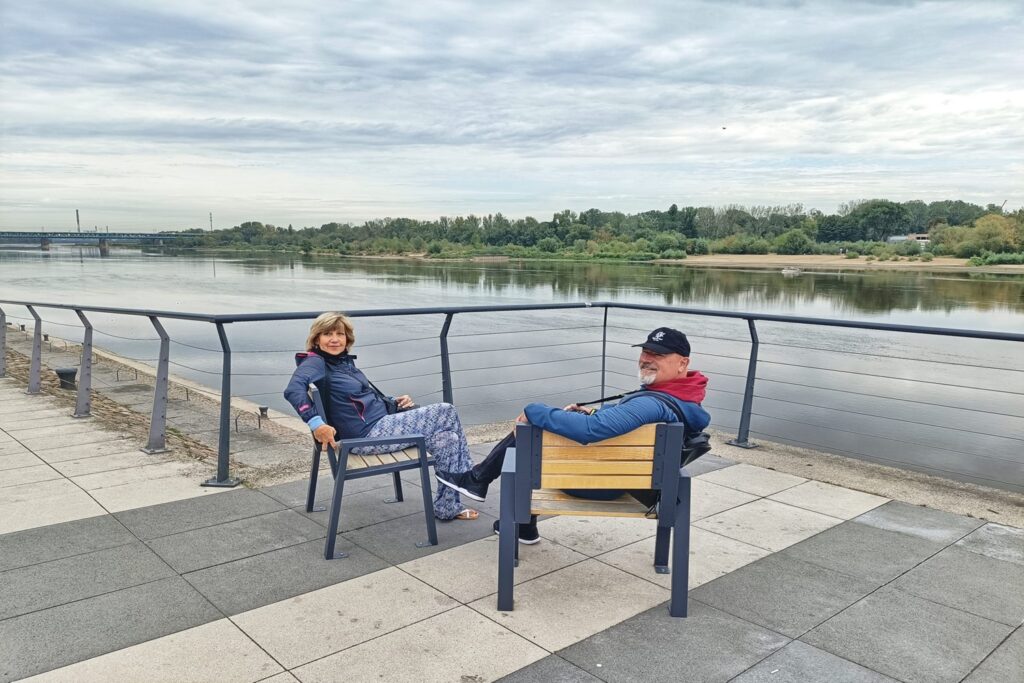coppia seduta lungo la vistola varsavia panorama fiume