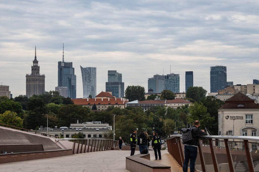 skyline varsavia con grattacieli moderni e palazzo della cultura visto dal ponte