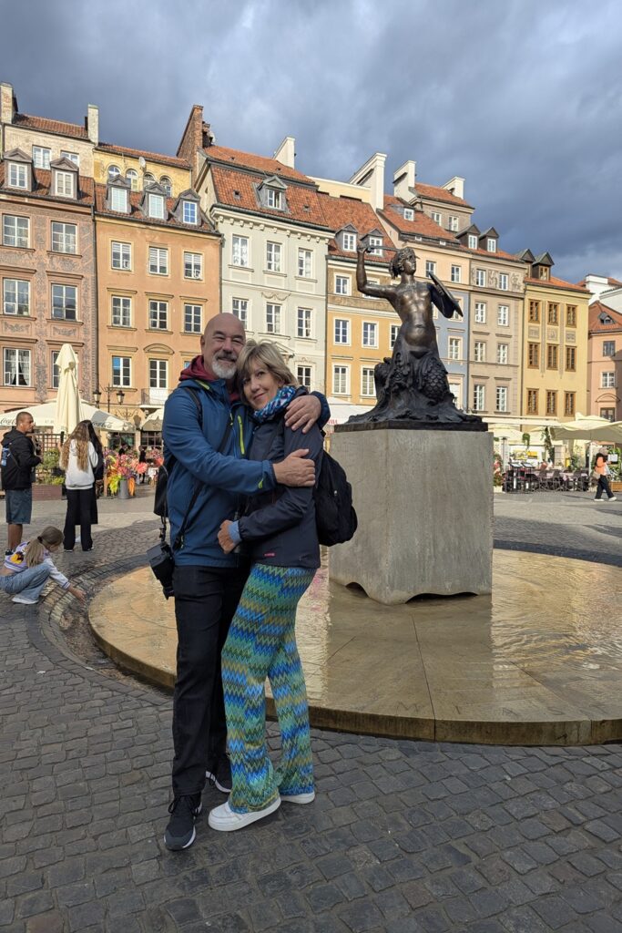 varsavia in 2 giorni: statua della sirenetta di varsavia nella piazza del mercato con turisti