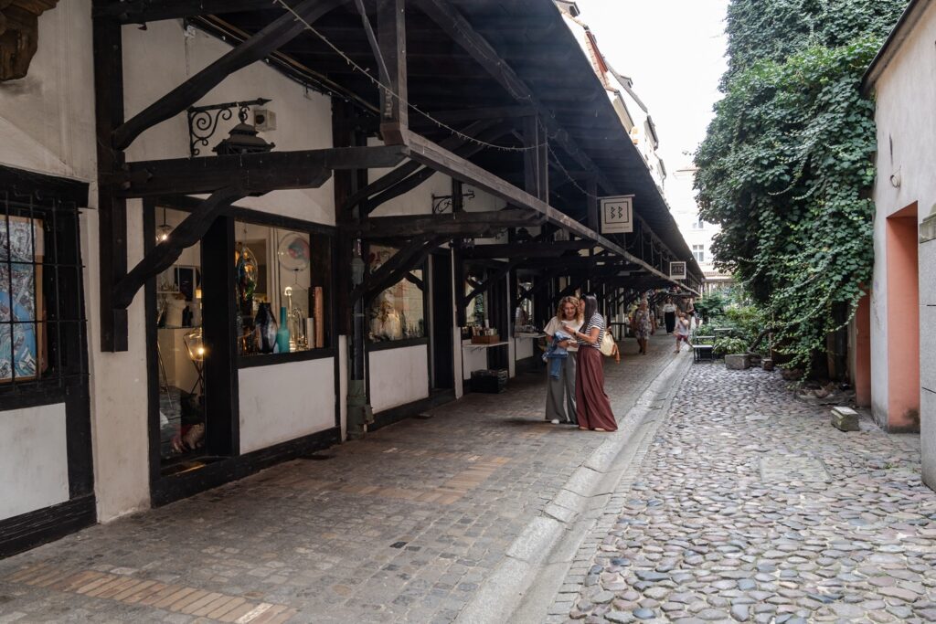 vicolo delle antiche macellerie di Breslavia con botteghe storiche