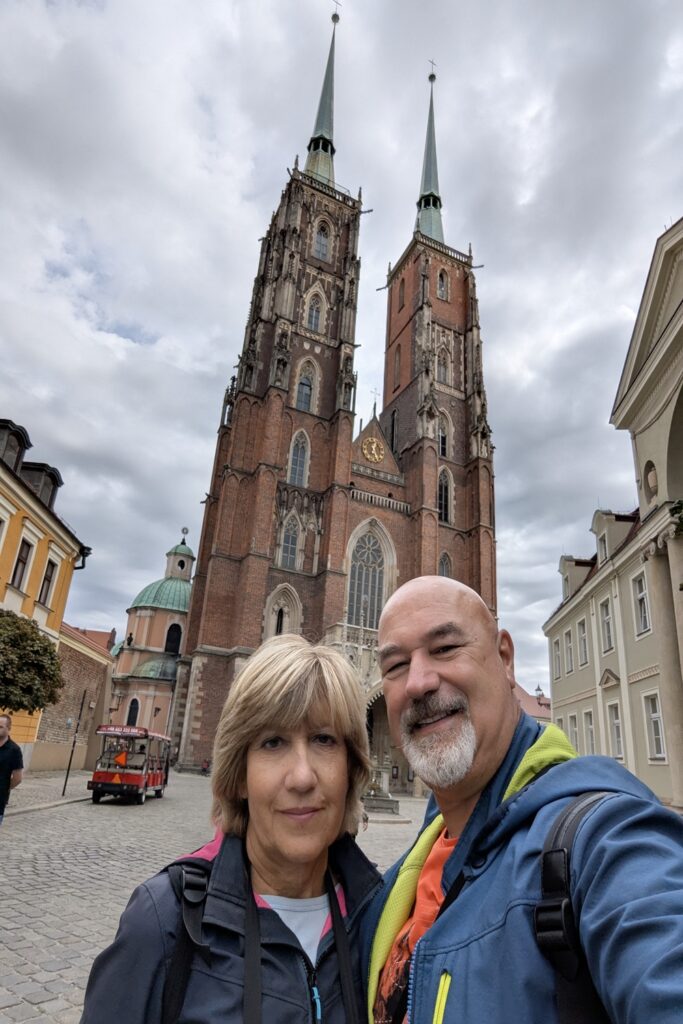 coppia davanti alla cattedrale di san giovanni battista breslavia