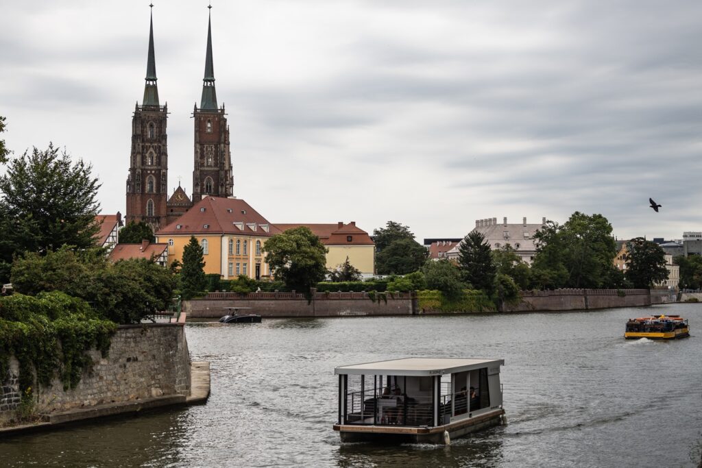 fiume Oder a Breslavia con cattedrale e barca sul fiume