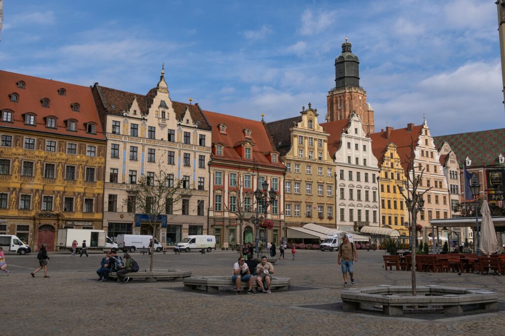 Rynek di Breslavia con facciate colorate e vita nella piazza