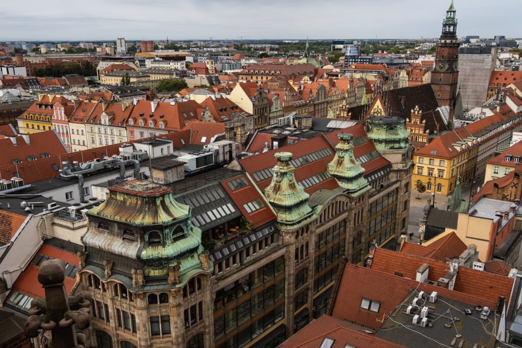 vista dall&rsquo;alto del centro storico di Breslavia con tetti rossi
