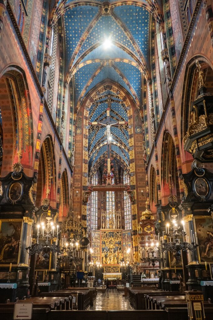 interno basilica santa maria cracovia altare