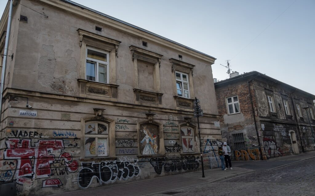 Strada con murales nel quartiere Kazimierz a Cracovia