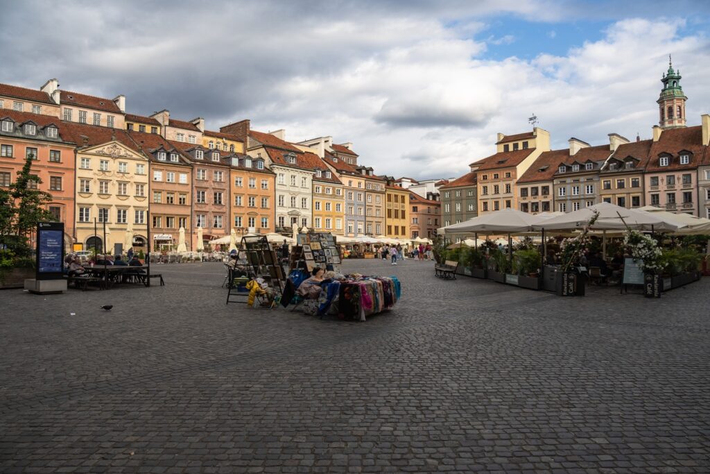 varsavia in 2 giorni: piazza del mercato della città vecchia di varsavia con case colorate