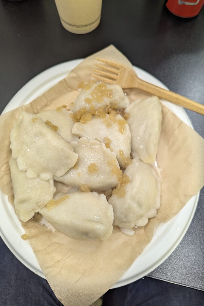 Pierogi tradizionali polacchi serviti con cipolla in una pierogarnia a Cracovia