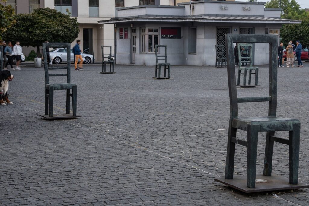 Piazza degli Eroi del Ghetto a Podgórze con le sedie simboliche a Cracovia