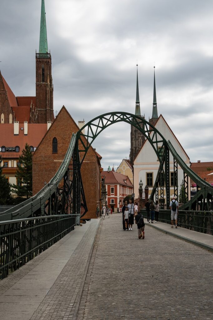 ponte ostrow tumski breslavia con cattedrale sullo sfondo