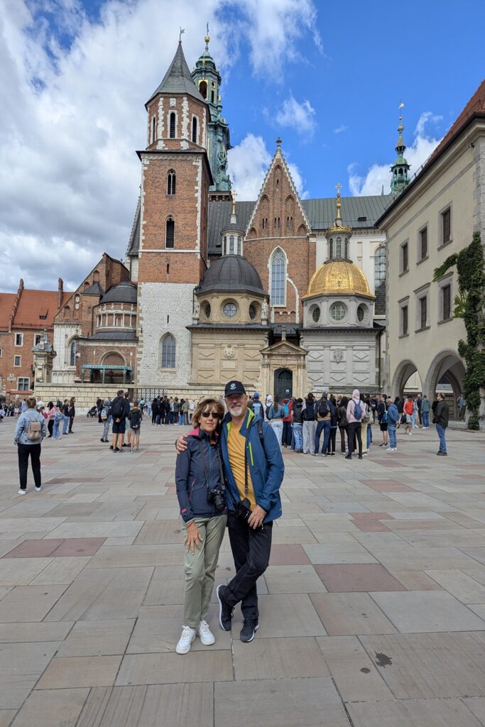 attedrale del Wawel a Cracovia con turisti nella piazza