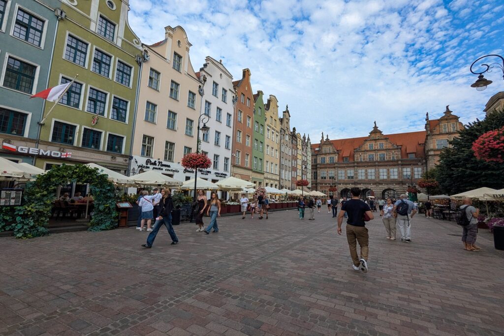Danzica in 3 giorni: Vista del centro storico di Danzica lungo il Długi Targ con facciate colorate e persone che passeggiano