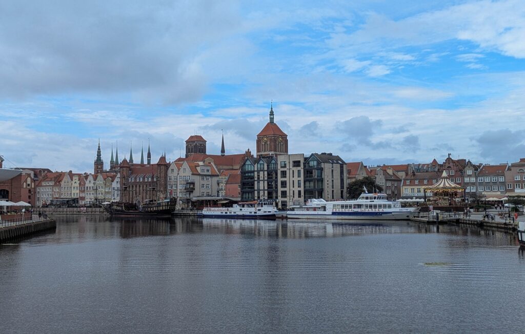 Vista panoramica di Danzica dal fiume Motława con skyline e imbarcazioni