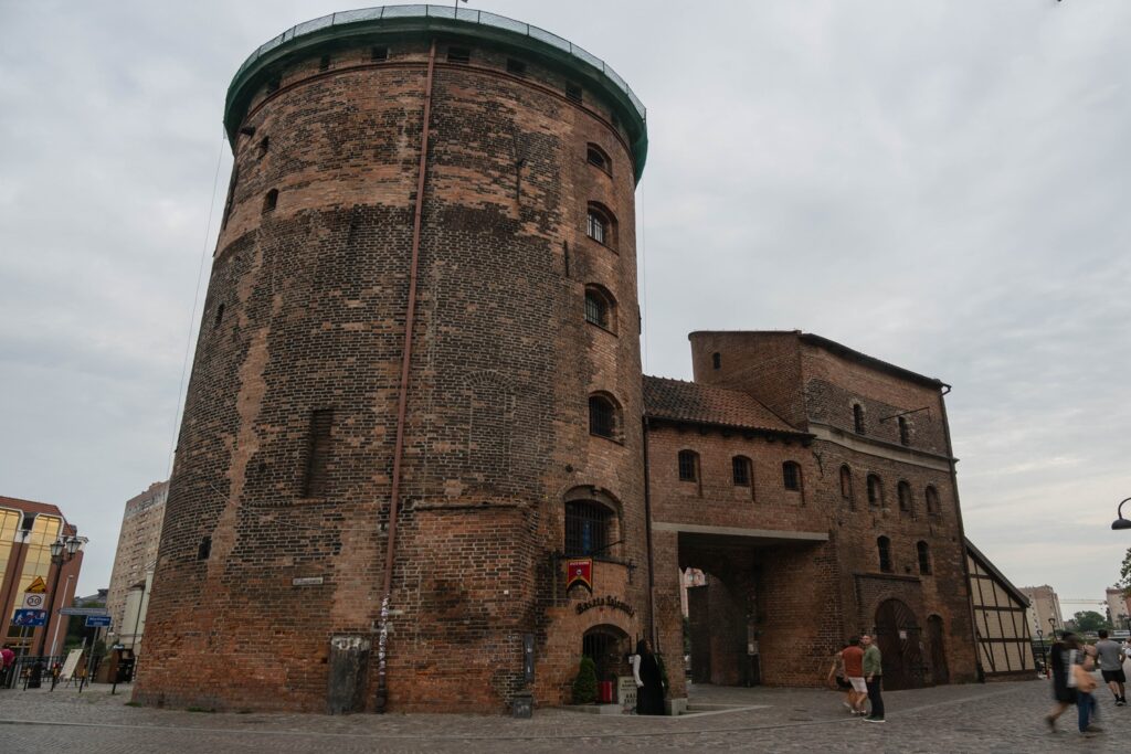 Antica porta medievale in mattoni nel centro storico di Danzica
