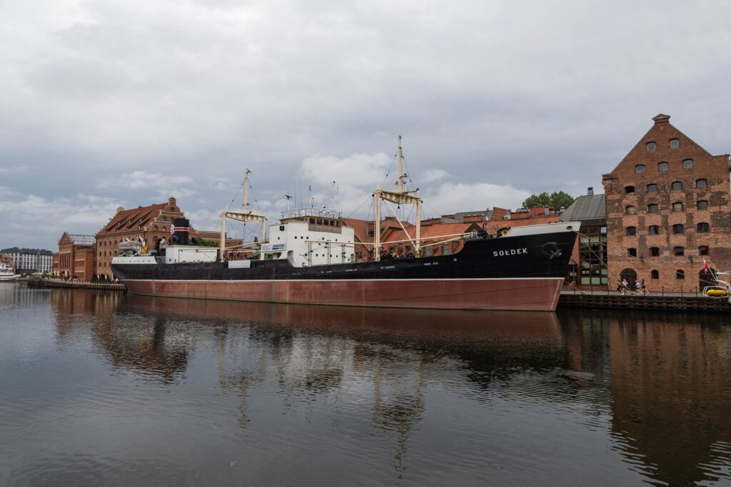 Nave museo Sołdek lungo il fiume Motława a Danzica