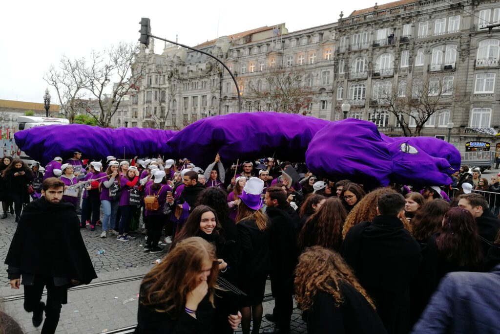 Carro allegorico a forma di drago durante la Queima das Fitas a Porto.