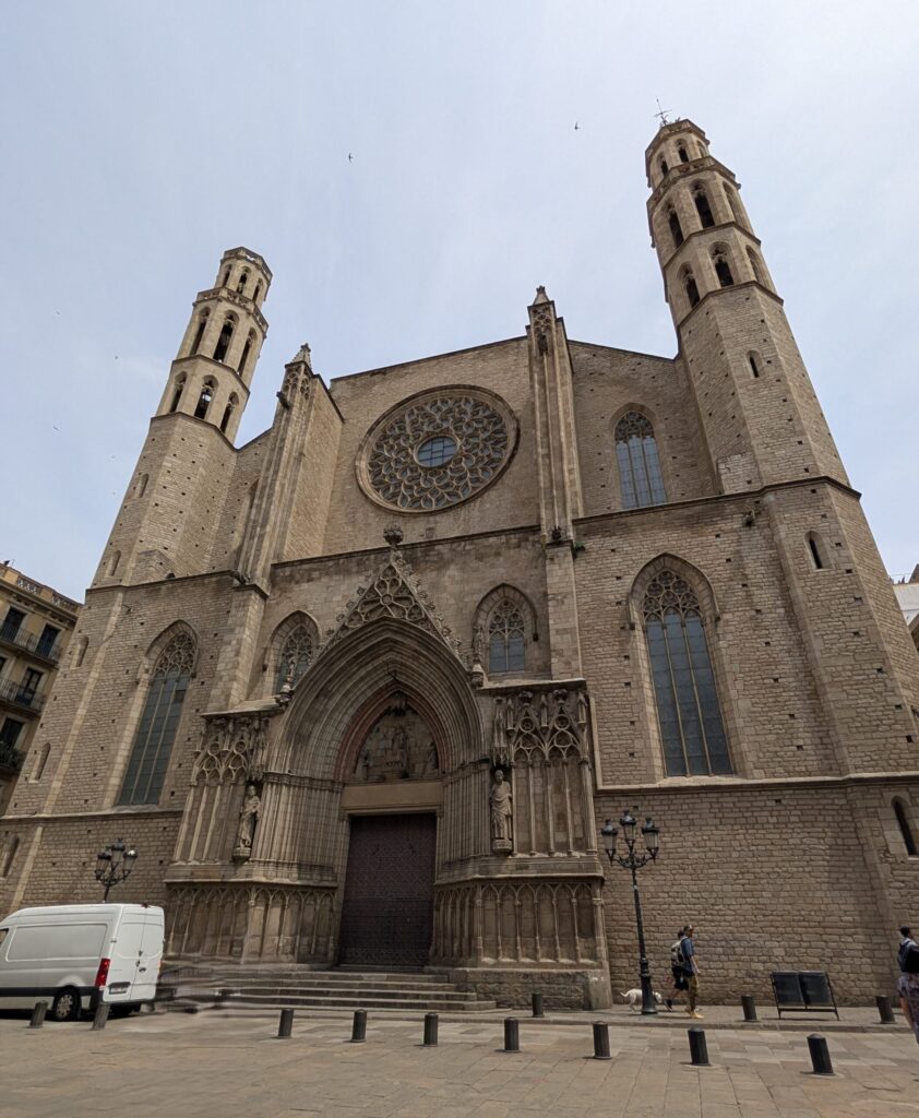 Barcellona in 6 giorni: molto più della città di Gaudí 15 Facciata della Basilica di Santa Maria del Mar nel quartiere del Born a Barcellona.