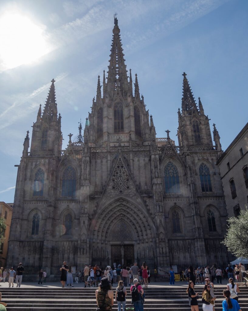 Barcellona in 6 giorni: molto più della città di Gaudí 11 Facciata della Cattedrale di Santa Eulalia nel Quartiere Gotico di Barcellona.