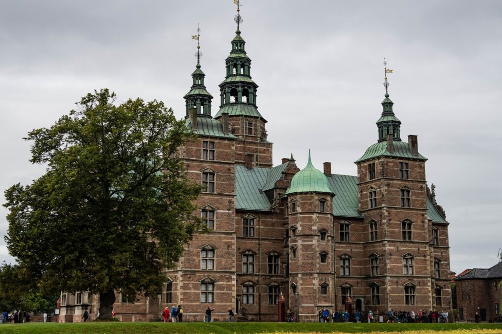 Danimarca on the Road: il viaggio che non ti aspetti 32 Veduta panoramica del Castello di Kronborg a Helsingør, l'imponente fortezza rinascimentale affacciata sullo stretto di Øresund e legata alla figura di Amleto.