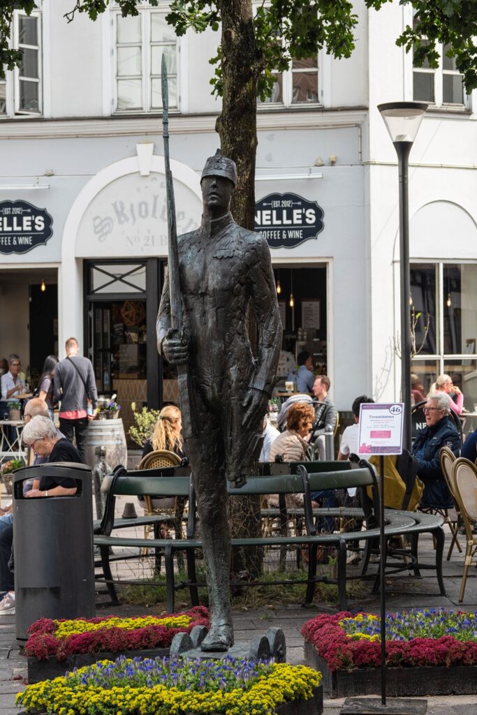 Danimarca on the Road: il viaggio che non ti aspetti 21 La statua del Soldatino di Stagno nel centro di Odense, uno dei personaggi più celebri delle fiabe di Hans Christian Andersen.