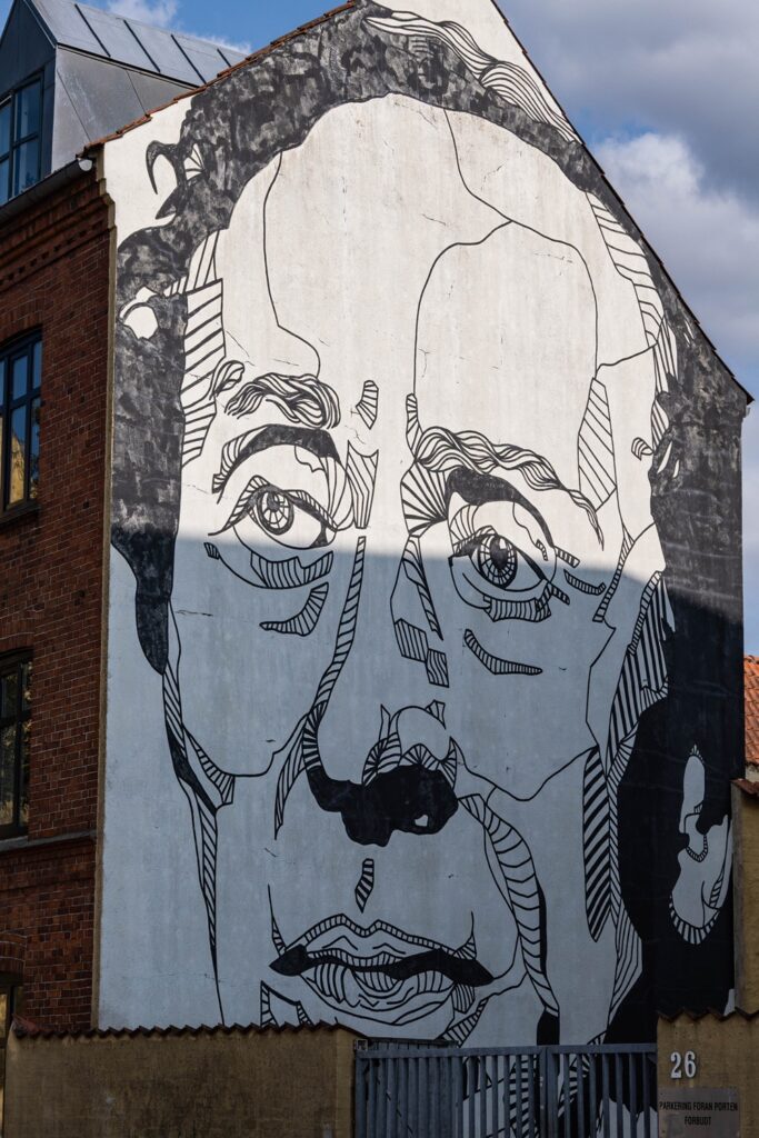 Danimarca on the Road: il viaggio che non ti aspetti 26 Murale raffigurante Hans Christian Andersen nel centro di Odense, omaggio contemporaneo al celebre autore danese.
