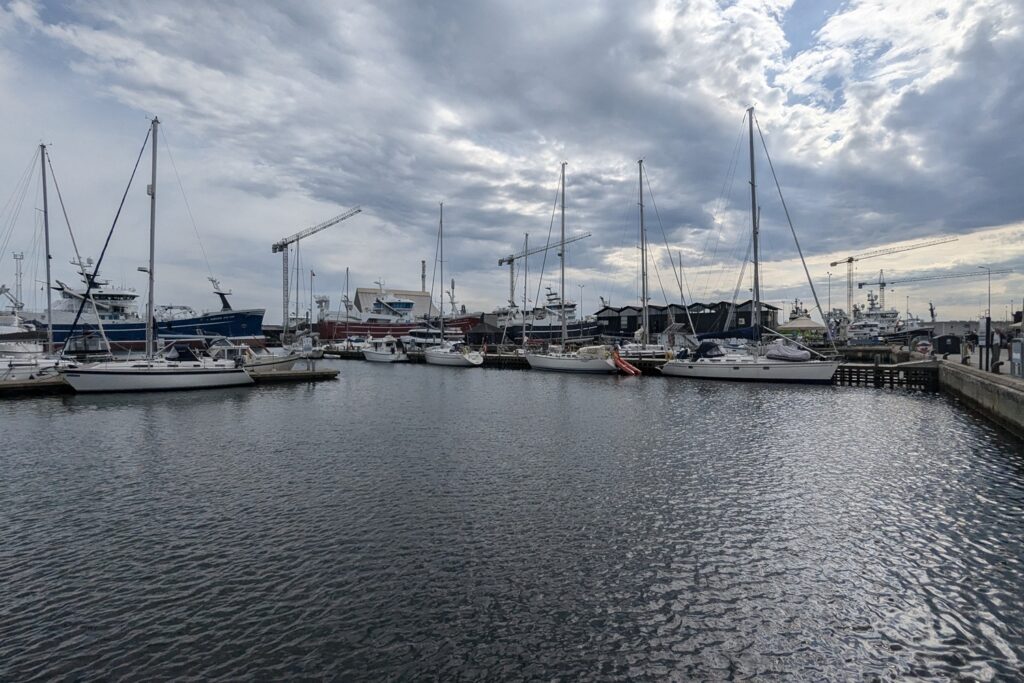 Danimarca on the Road: il viaggio che non ti aspetti 9 Barche a vela ormeggiate nel porto turistico di Skagen sotto un cielo nuvoloso, sulla punta settentrionale della Danimarca.