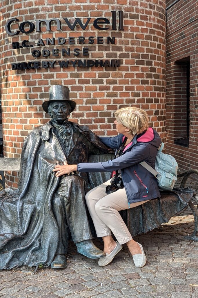 Danimarca on the Road: il viaggio che non ti aspetti 23 Patrizia accanto alla statua di Hans Christian Andersen nel centro di Odense, città natale del celebre scrittore danese.