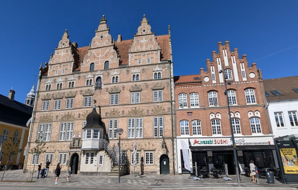Danimarca on the Road: il viaggio che non ti aspetti 5 La facciata rinascimentale di Jens Bangs Stenhus, uno degli edifici storici più rappresentativi del centro di Aalborg, in Danimarca.