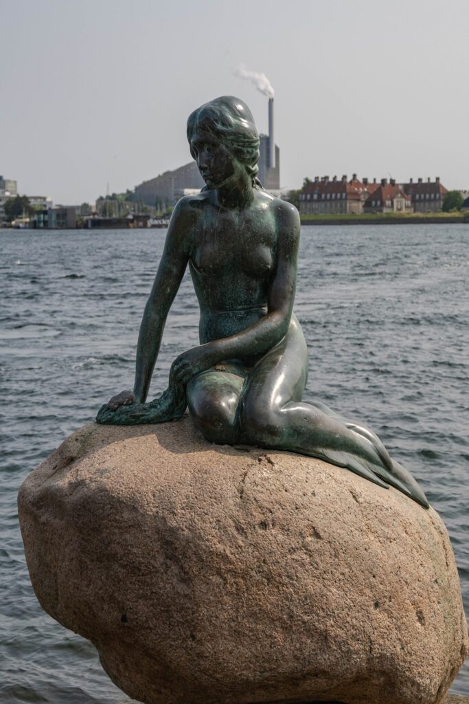 Danimarca on the Road: il viaggio che non ti aspetti 29 La statua della Sirenetta seduta sul suo scoglio nel porto di Copenaghen, ispirata alla celebre fiaba di Hans Christian Andersen.
