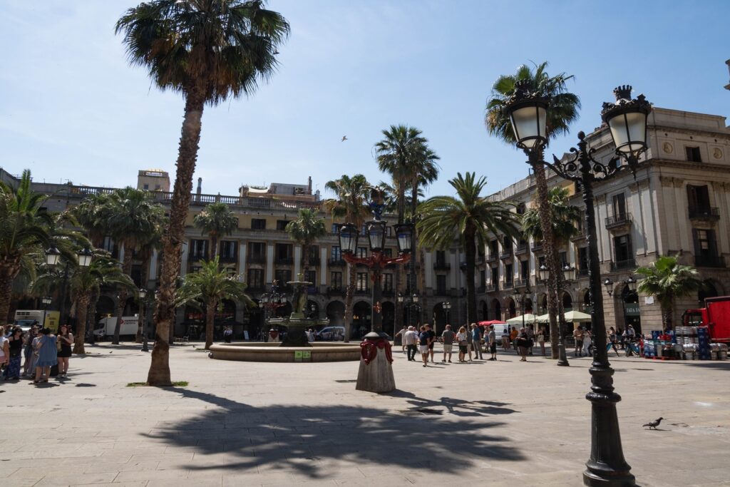 Barcellona in 6 giorni: molto più della città di Gaudí 12 Veduta di Plaça Reial a Barcellona con le palme, la fontana centrale e i lampioni progettati da Antoni Gaudí.