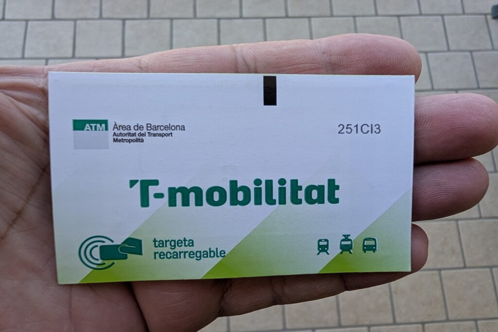 Barcellona in 6 giorni: molto più della città di Gaudí 30 Carta ricaricabile T-mobilitat dell'ATM di Barcellona utilizzata per viaggiare su metropolitana, autobus e tram.