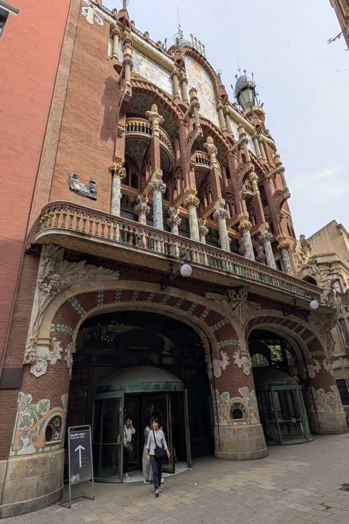 Barcellona in 6 giorni: molto più della città di Gaudí 14 Facciata del Palau de la Música Catalana, capolavoro del Modernismo catalano a Barcellona.