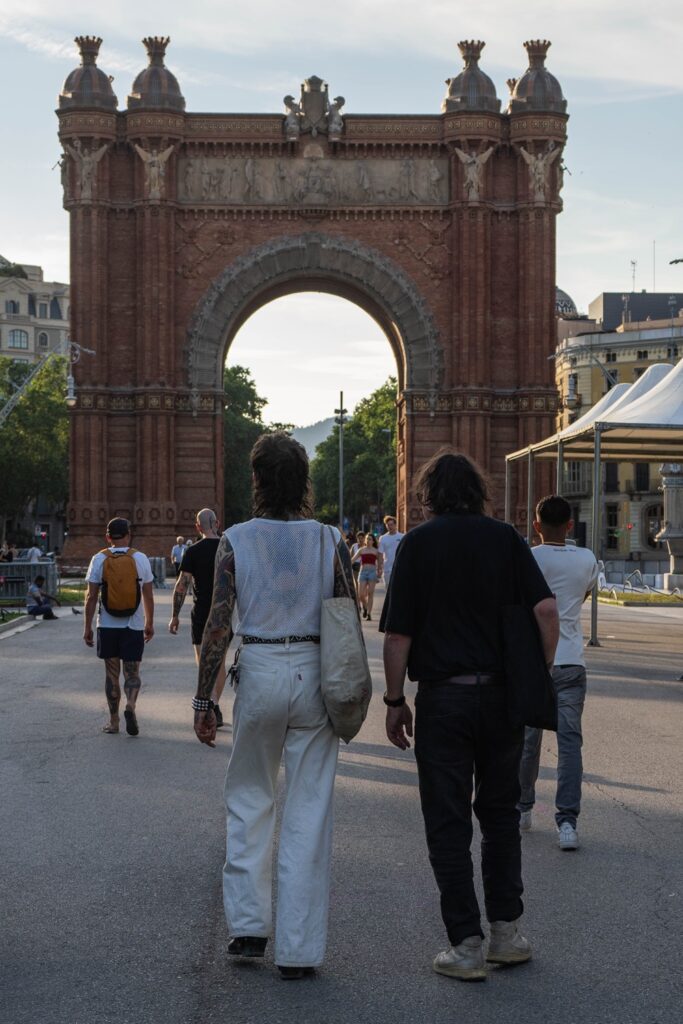 Barcellona in 6 giorni: molto più della città di Gaudí 26 Visitatori che si dirigono verso l'Arco di Trionfo di Barcellona al tramonto.