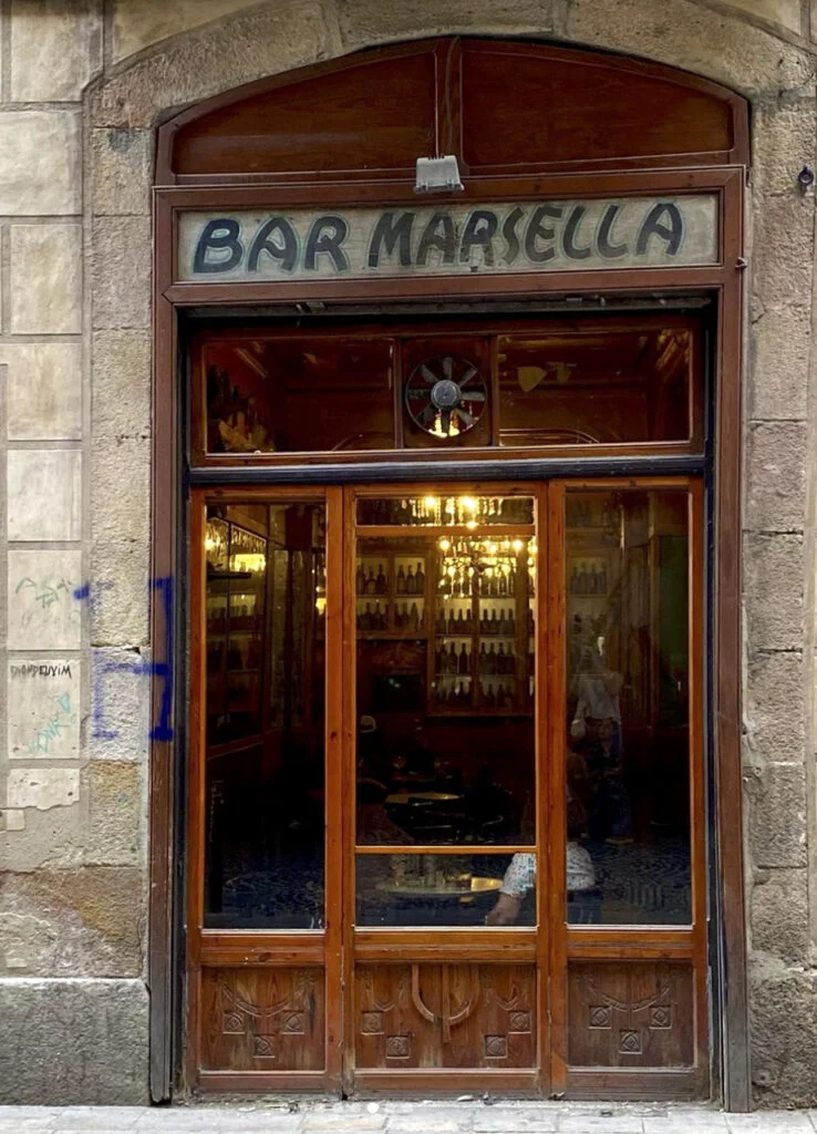 Barcellona in 6 giorni: molto più della città di Gaudí 17 Ingresso dello storico Bar Marsella nel quartiere del Raval a Barcellona.