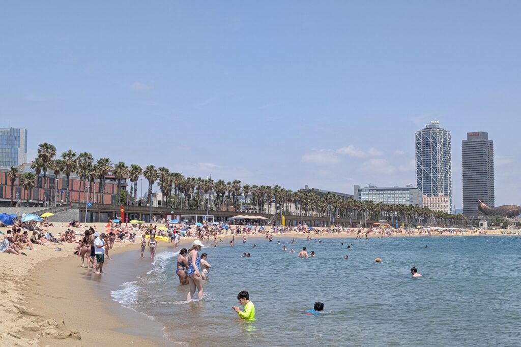 Barcellona in 6 giorni: molto più della città di Gaudí 24 Spiaggia della Barceloneta con il Port Olímpic, le torri gemelle e il grande pesce dorato sullo sfondo a Barcellona.