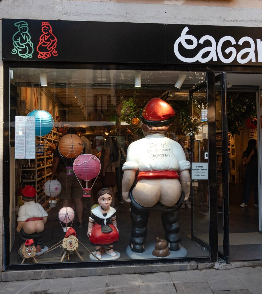 Barcellona in 6 giorni: molto più della città di Gaudí 28 Vetrina di un negozio dedicato ai caganer, le tradizionali statuine catalane, nel centro storico di Barcellona.