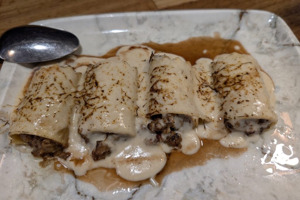 Barcellona in 6 giorni: molto più della città di Gaudí 32 Canelons catalani gratinati con besciamella, uno dei piatti più tradizionali della cucina catalana.