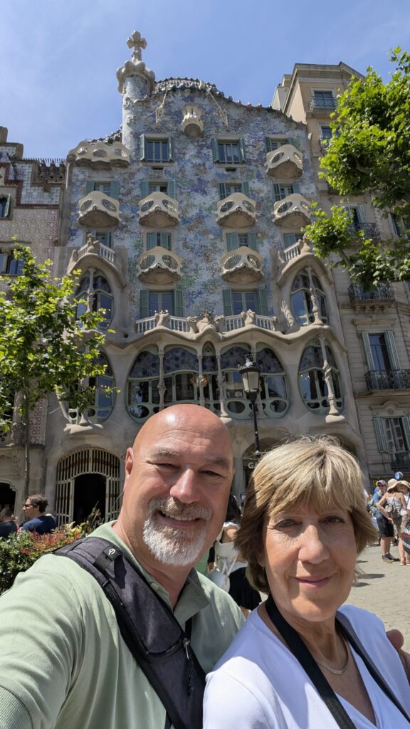 Barcellona in 6 giorni: molto più della città di Gaudí 6 Alberto e Patrizia davanti a Casa Batlló durante la visita a Barcellona.