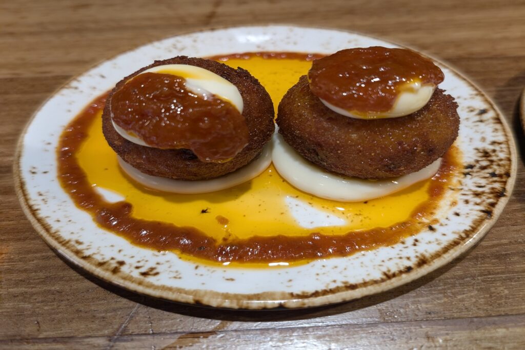 Barcellona in 6 giorni: molto più della città di Gaudí 31 Bombas di Barcellona servite con aioli e salsa piccante, una delle tapas più tipiche della cucina catalana.